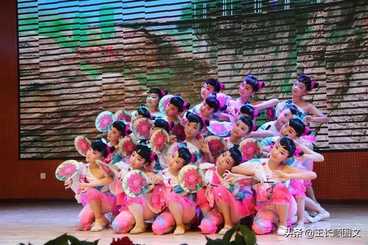 我校举行开学典礼暨教师节表彰会,学校召开教师节庆祝暨表彰大会