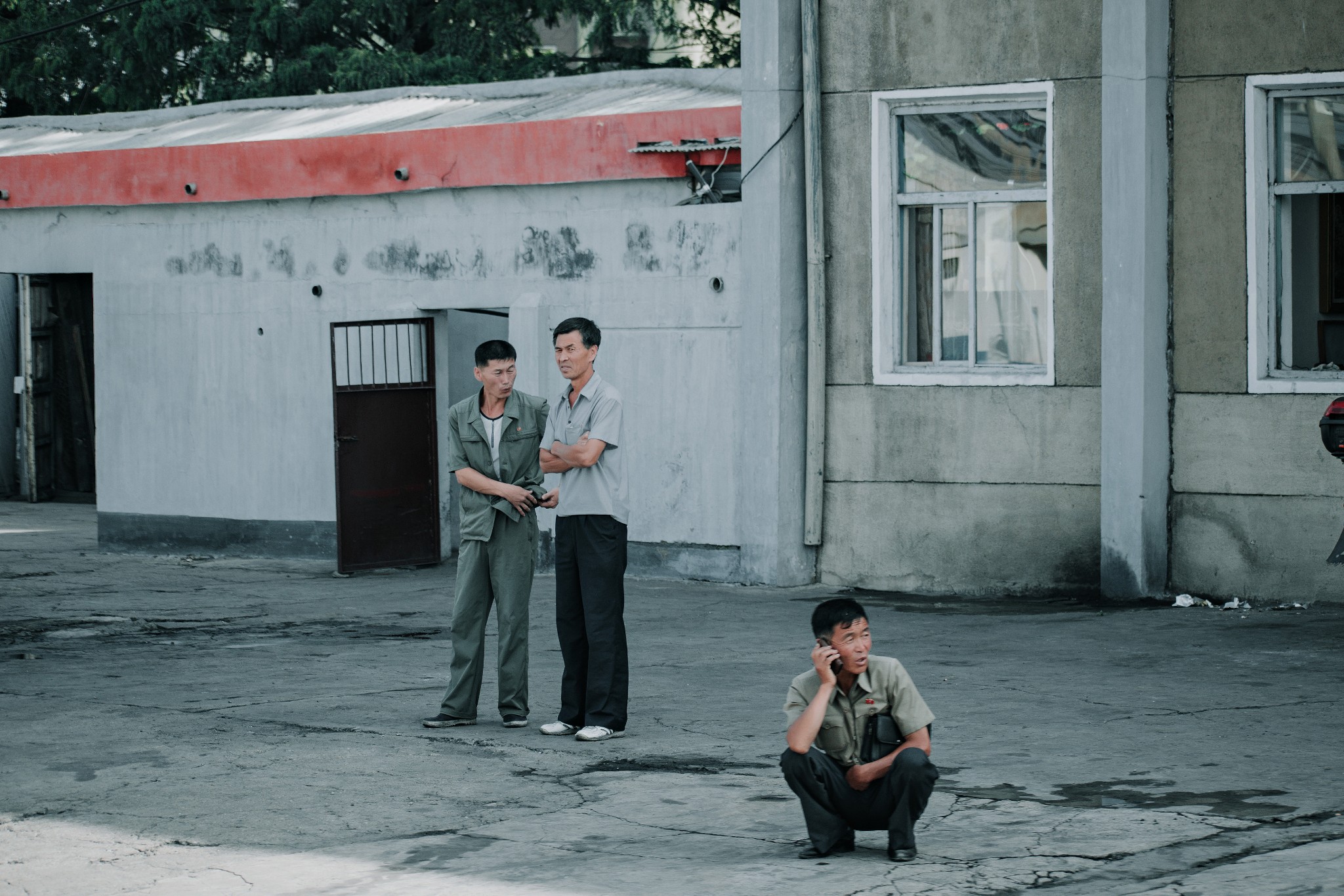 朝鲜人的手机生活,时髦女郎用智能手机,中老年人用翻盖手机