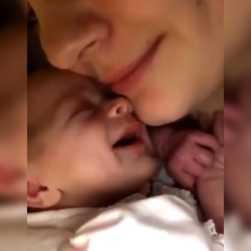 妈妈亲宝宝宝宝动作让妈妈懵了,新手妈妈亲孩子