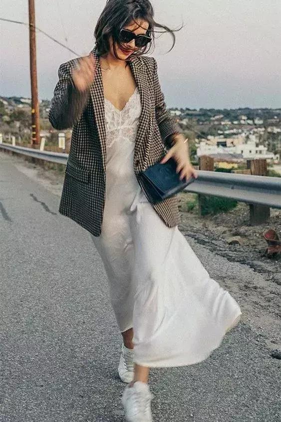 洋气上档次吊带裙秋冬内搭,今年最火的吊带裙内搭