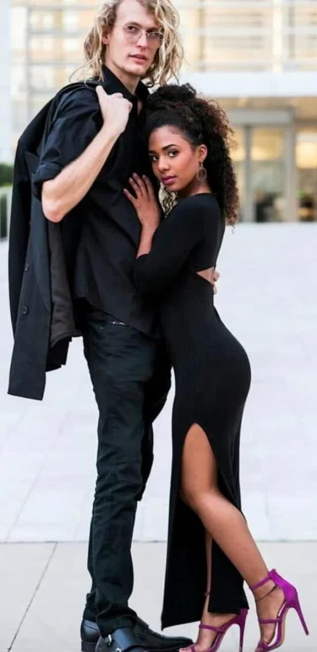 美女子同时谈了女朋友和男朋友、称这是流动的爱，男友嫉妒