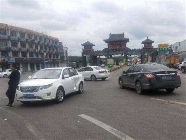 偶遇日产天籁硬怼吉利GC7！巅峰王者还是皮薄馅大？