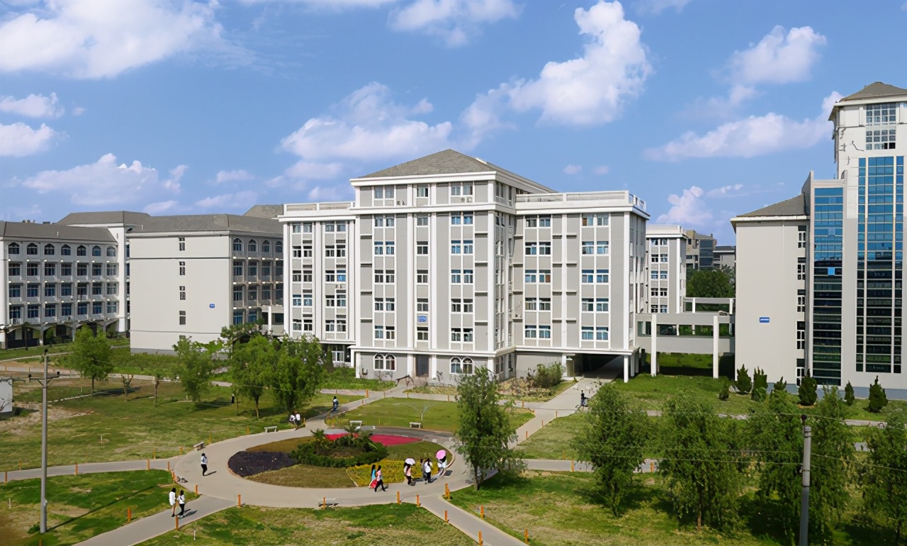 河南这所二本大学，录取分低，背景却十分强大！毕业就进银行上班