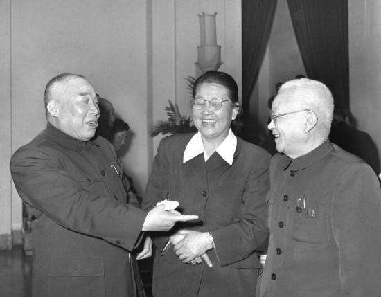 他曾与蒋介石交往密切，退出*产党共**后却被誉为“和平老人”