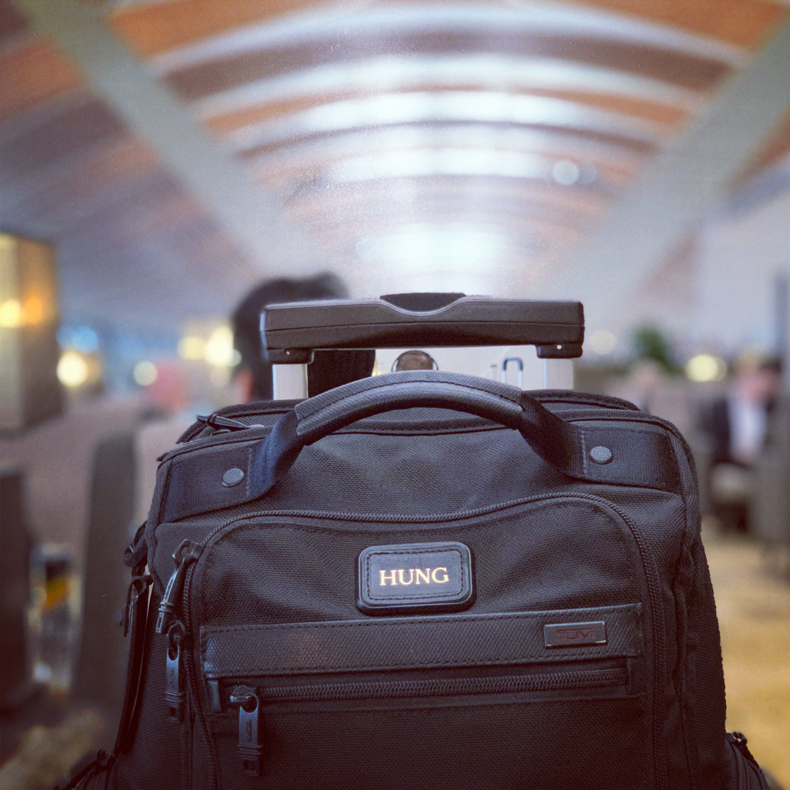 箱包业逆袭者TUMI途明，2020春夏用上的蓝带有恋人气息