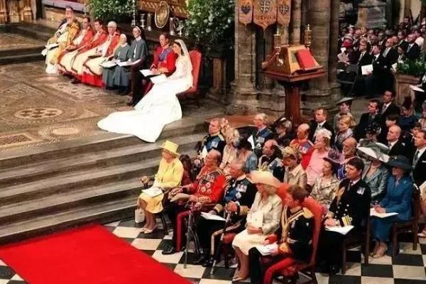 英国女王穿什么衣服最好看,英国女王的衣服为啥都是五颜六色
