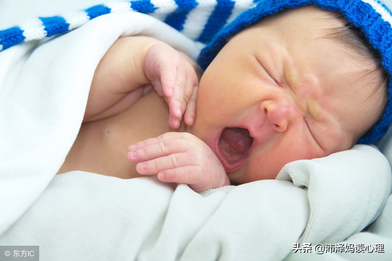 婴儿夜啼什么原因,宝宝很饿一喂奶就哭是怎么回事