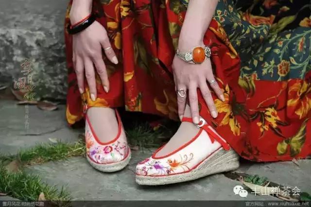 多年失传的绣花鞋,99两双传统工艺绣花鞋