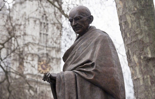 甘地妻子患病奄奄一息,请求丈夫买青霉素,却遭其生气大喊:不