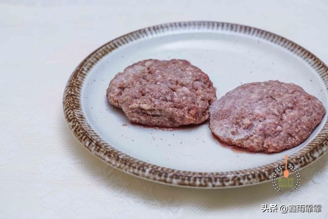 女儿最近迷上了美食,女儿喜欢吃汉堡