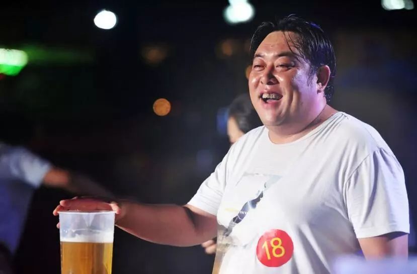 酒王大赛周赛吹瓶最快3秒70！金沙滩啤酒城喊你来战！