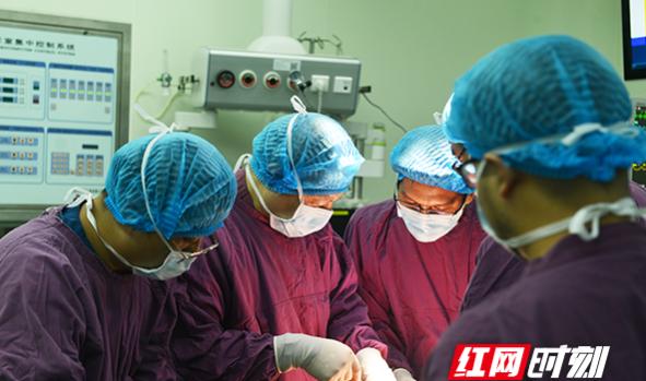 湖南湘雅首例机器人手术,国际上治疗股骨头坏死新技术
