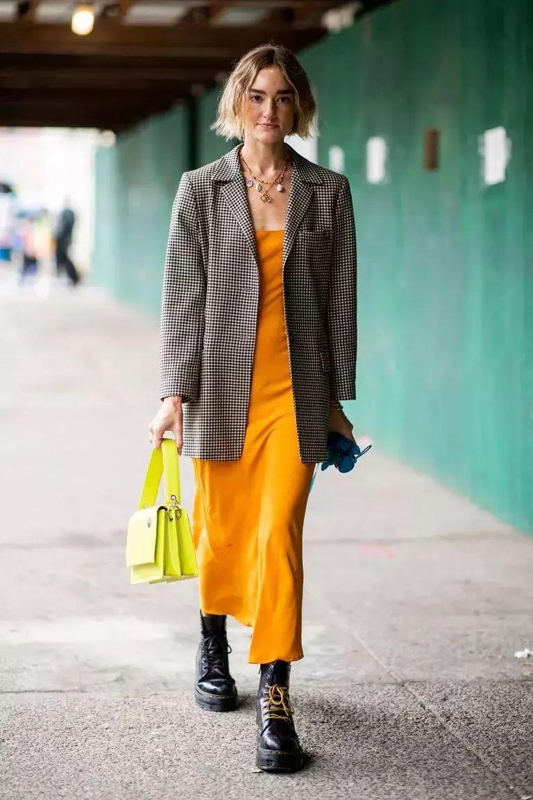 马丁靴裙子洋气时髦,长筒系带马丁靴搭配裙子图片