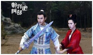 他爱上了自己的亲妹妹，不敢又不能，最后却爱得轰轰烈烈