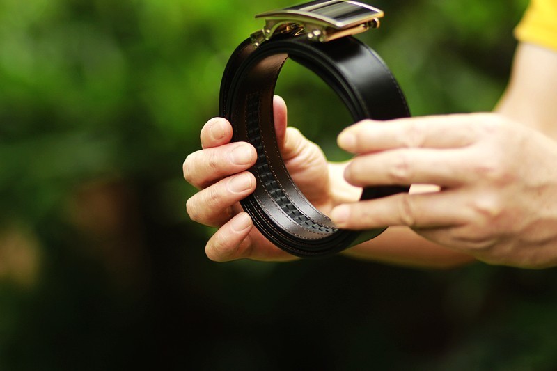 黑色真皮自动扣皮带女款,经典鳄鱼纹真皮皮带