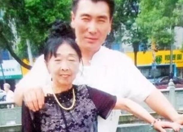 65岁整容老太太现状,60岁老太为爱整容成20岁少女