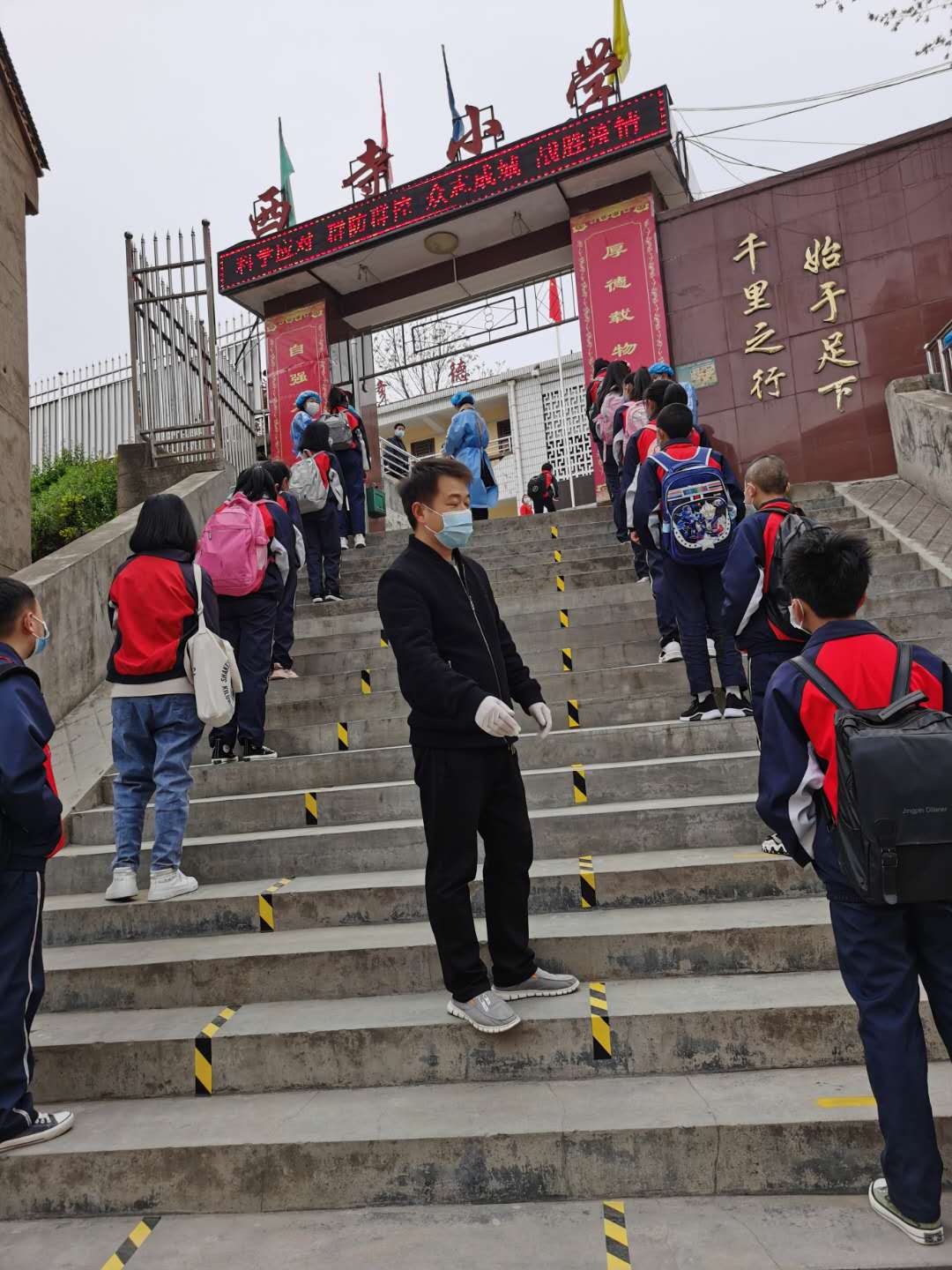 复课开学暖心护航,保障开学复课有序