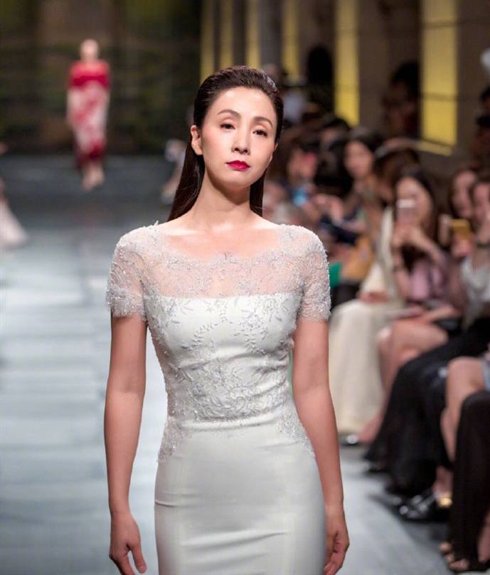 陶虹穿露肩连衣裙,被陶虹惊艳的照片