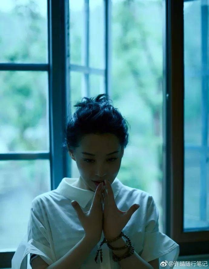 许晴50岁依然少女感满满,50岁的许晴拥有25岁的坦然