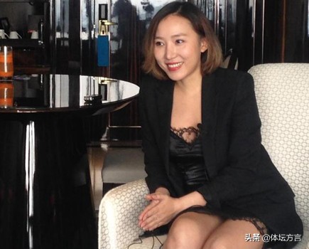 中甲美女老板穿睡衣接受采访,将队徽纹在大腿上,目标3年返中超