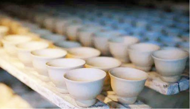 这种碗很多人小时候都曾使用过，却不知道其模仿的对象价值连城！