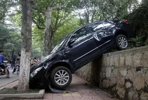 刹车失灵用手刹能刹住车吗,刹车失灵后手刹还管用吗