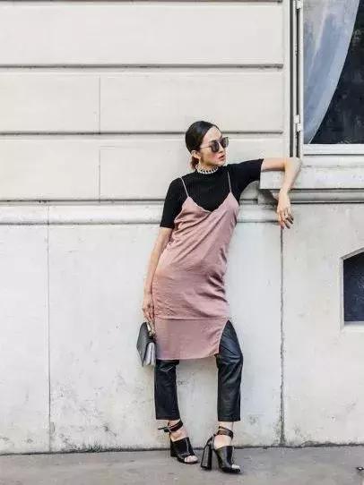 洋气上档次吊带裙秋冬内搭,今年最火的吊带裙内搭