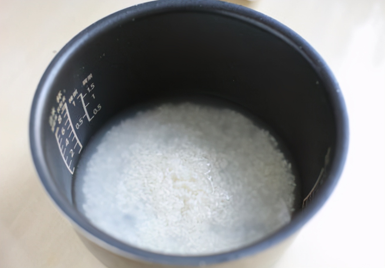 蒸米饭不要再加水了,蒸米饭淘米后不要直接加水