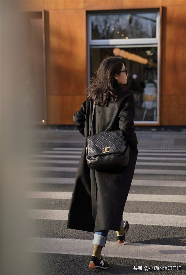 马丁靴搭配连帽风衣,冬天穿风衣千万别配两种裤子