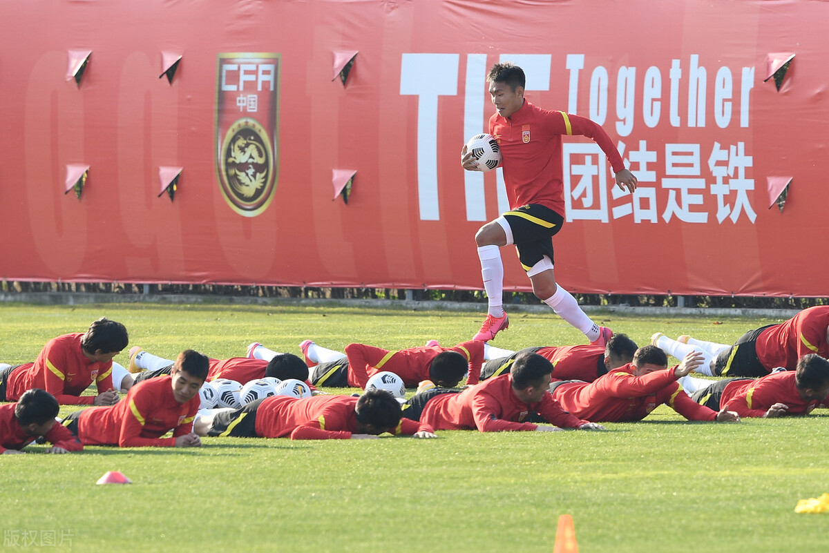 国足来了,武汉卓尔对河南嵩山龙门热身赛