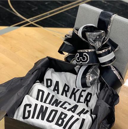 谢马刺赠送三巨头球衣！韦德眼眶含泪挺动情，而波波维奇也摊牌了