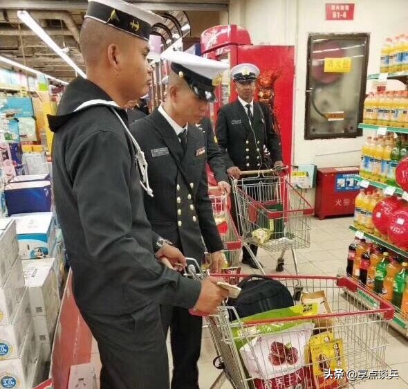 被中国制造征服，外国海军在青岛举动疯狂，恨不得将整个商场搬空