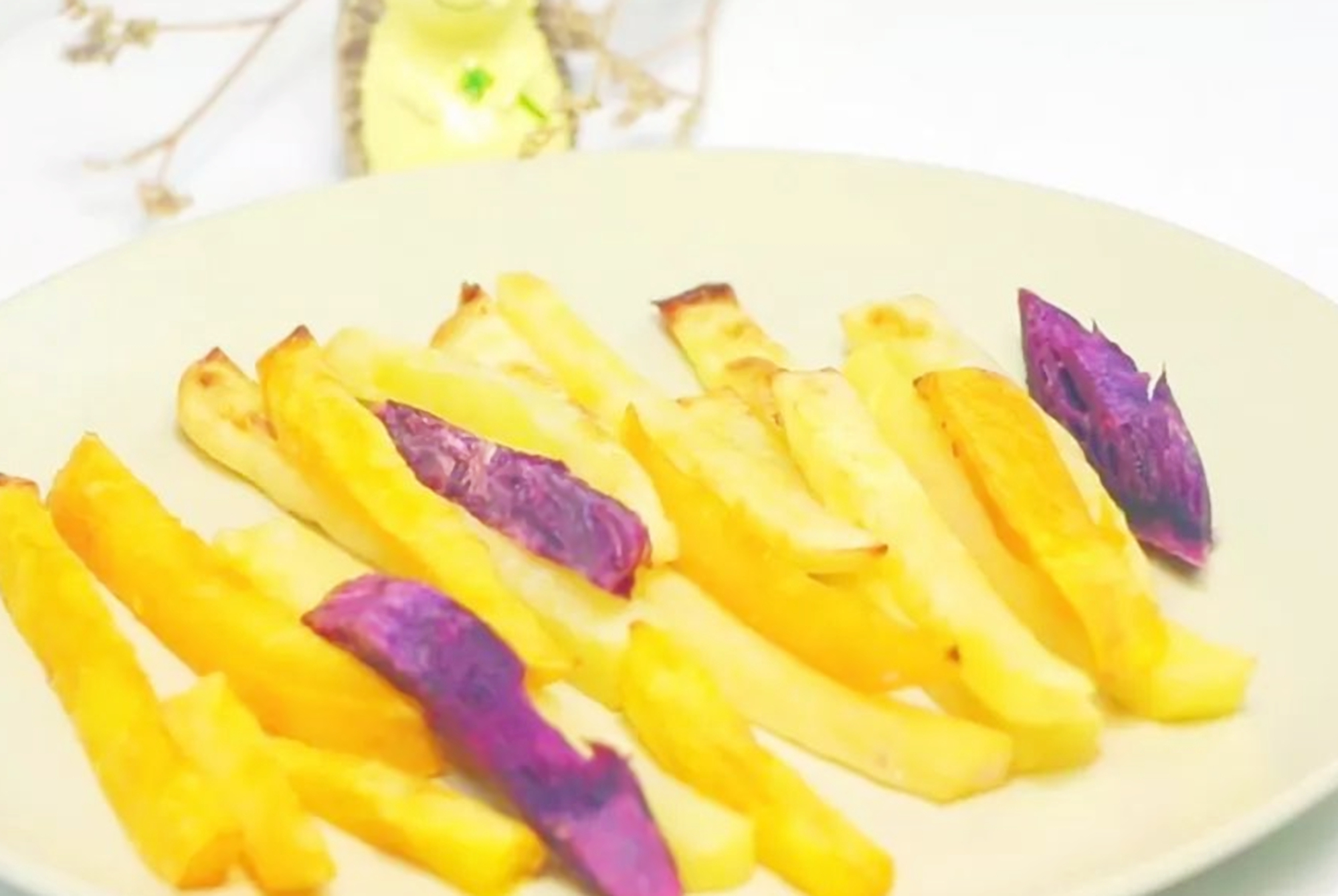 宝宝出牙早晚和咀嚼发育有关，安排好辅食添加，牙齿才能长得好