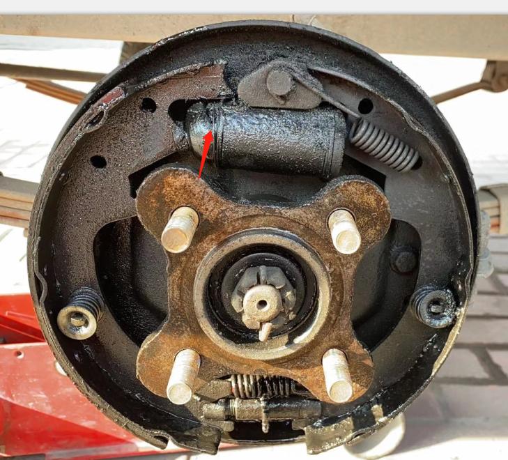 刹车片才磨损一点就刹不住了,刚换刹车片为什么刹不住车