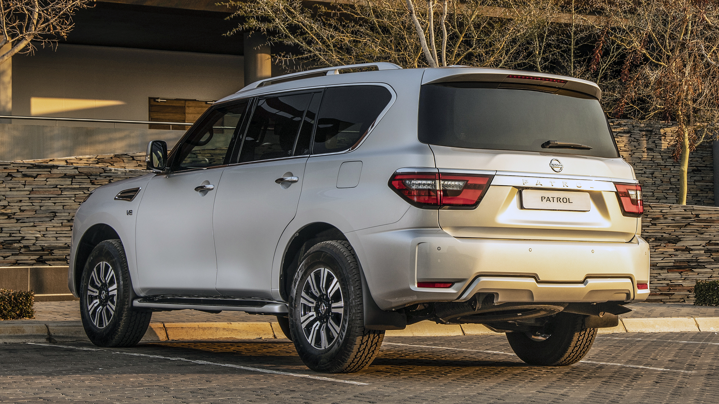 日产途乐vs丰田陆巡越野视频,日产途乐和丰田陆巡哪一款车更大