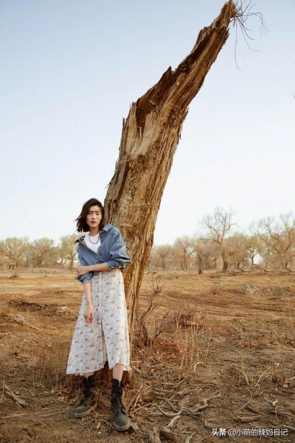 入春怎么穿？回头率最高的穿搭参考：“长裙+外套”，气质又高级