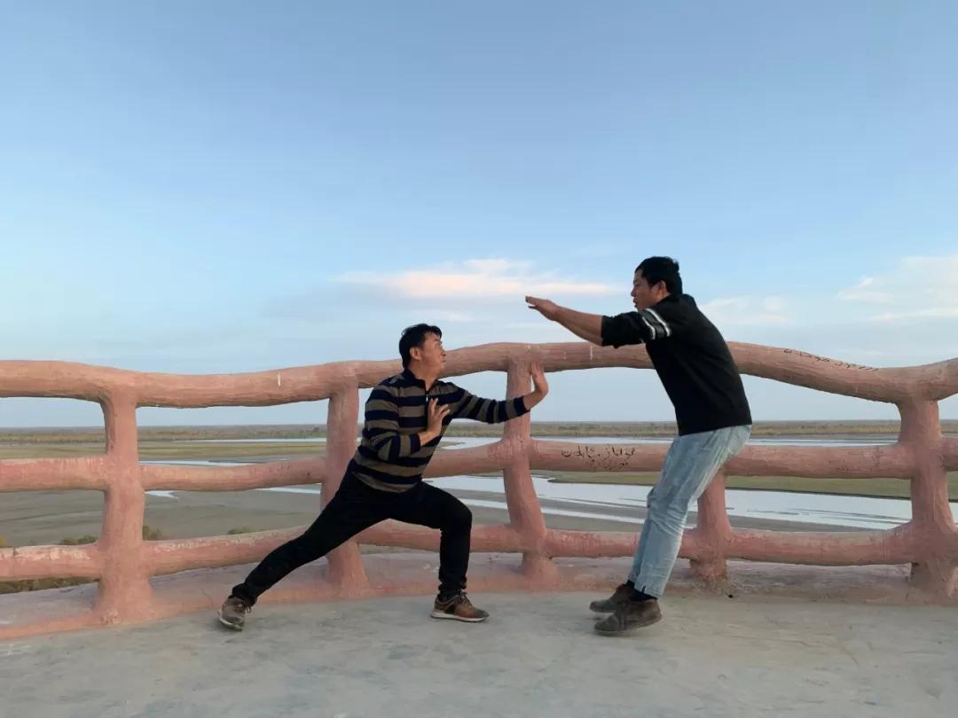 两个男人天天聊天到凌晨两三点,两个男人4小时谈话