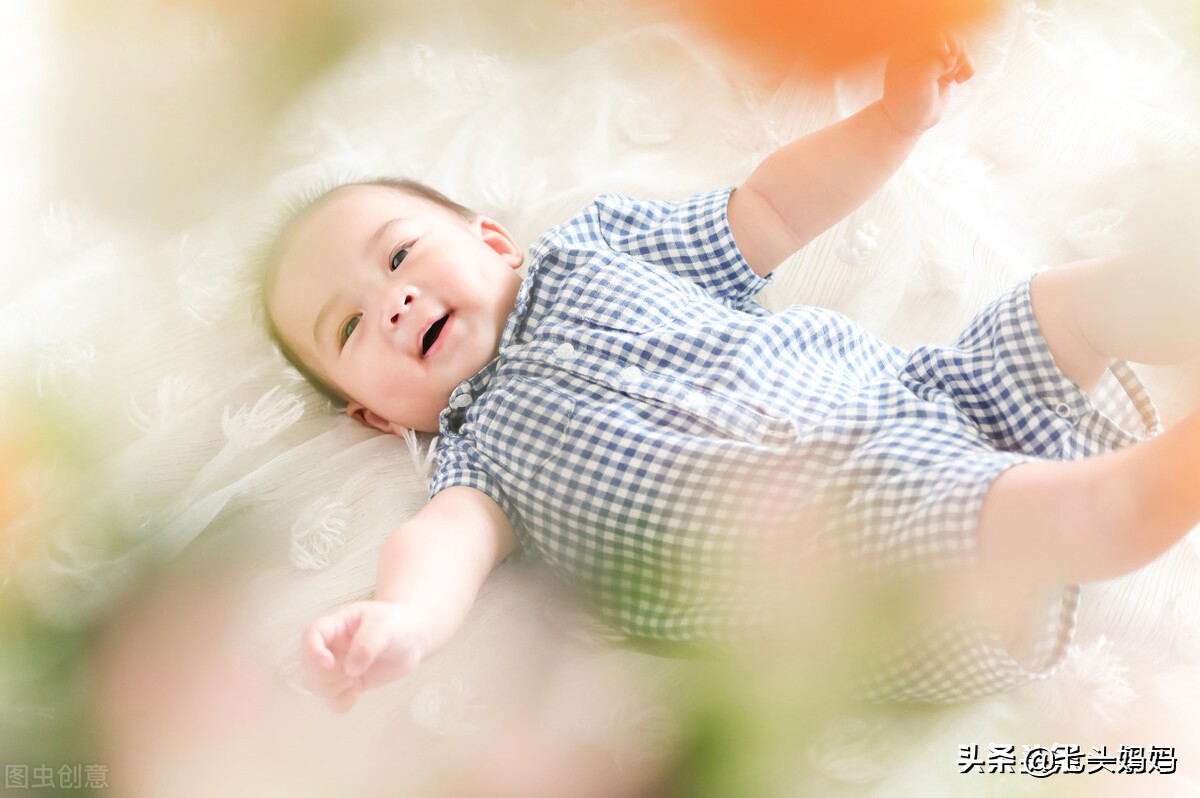 宝宝眼睛几个月认人,婴儿几个月能看清人或物