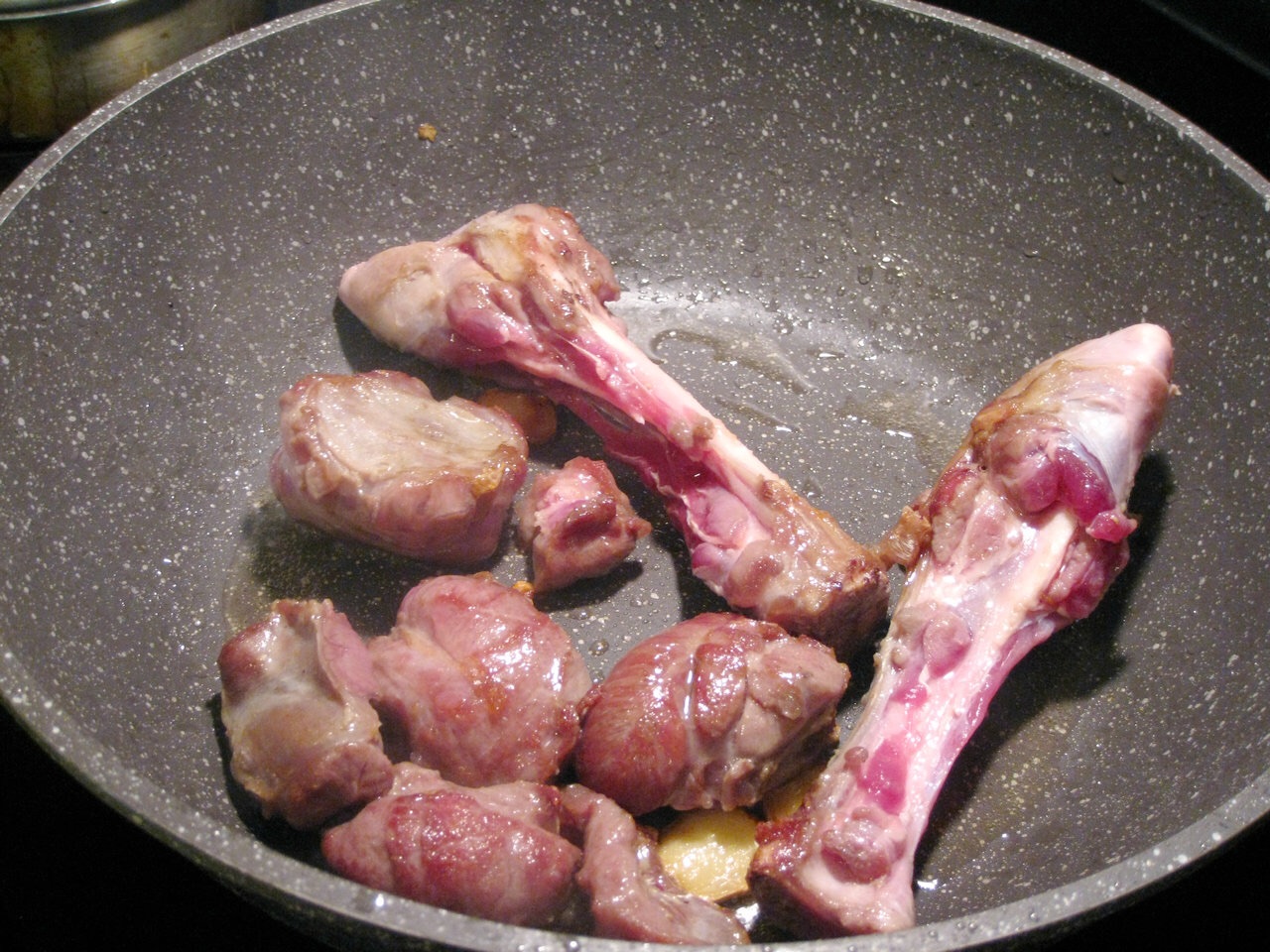 炖羊汤放什么料好喝,炖羊汤怎样汤白没膻味放什么大料