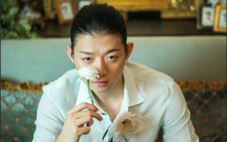 霍尊宣布暂停演艺工作，陈露发文回应，别再卖惨了