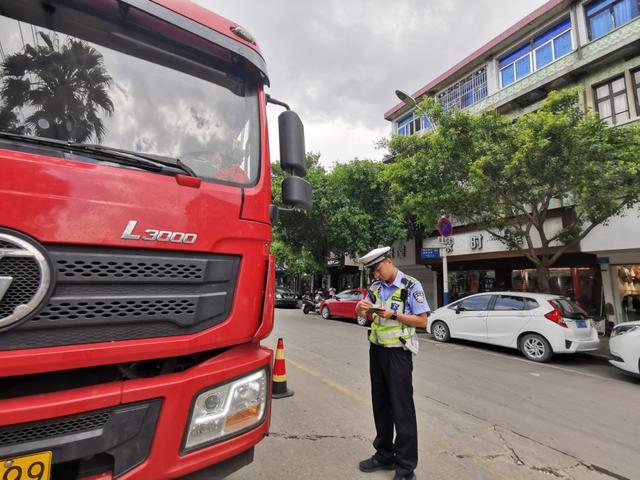 违章扣分达到50分怎么处理，重考驾驶证吗