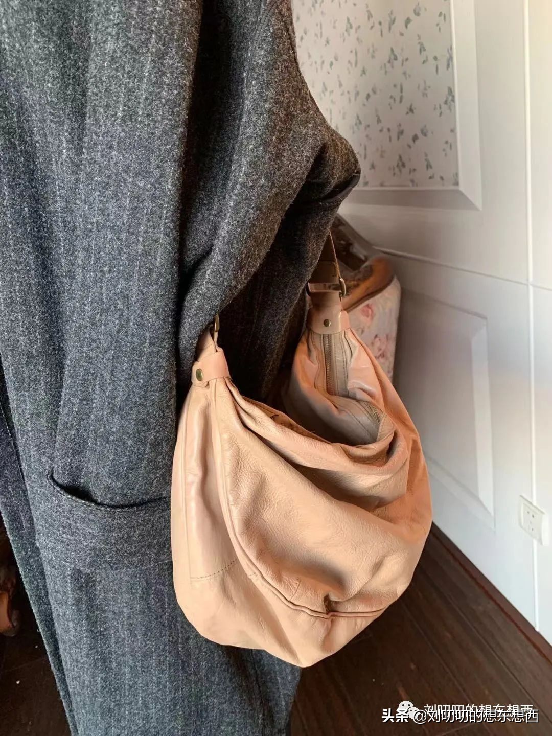 女人背厚夏天适合穿什么样的衣服,宽肩厚背的人穿什么好看