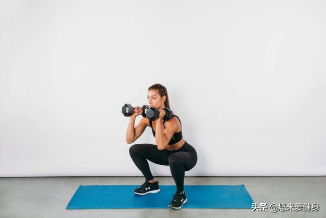 体育生在家哑铃怎么练腿部力量,如何用两个哑铃练腿部肌肉