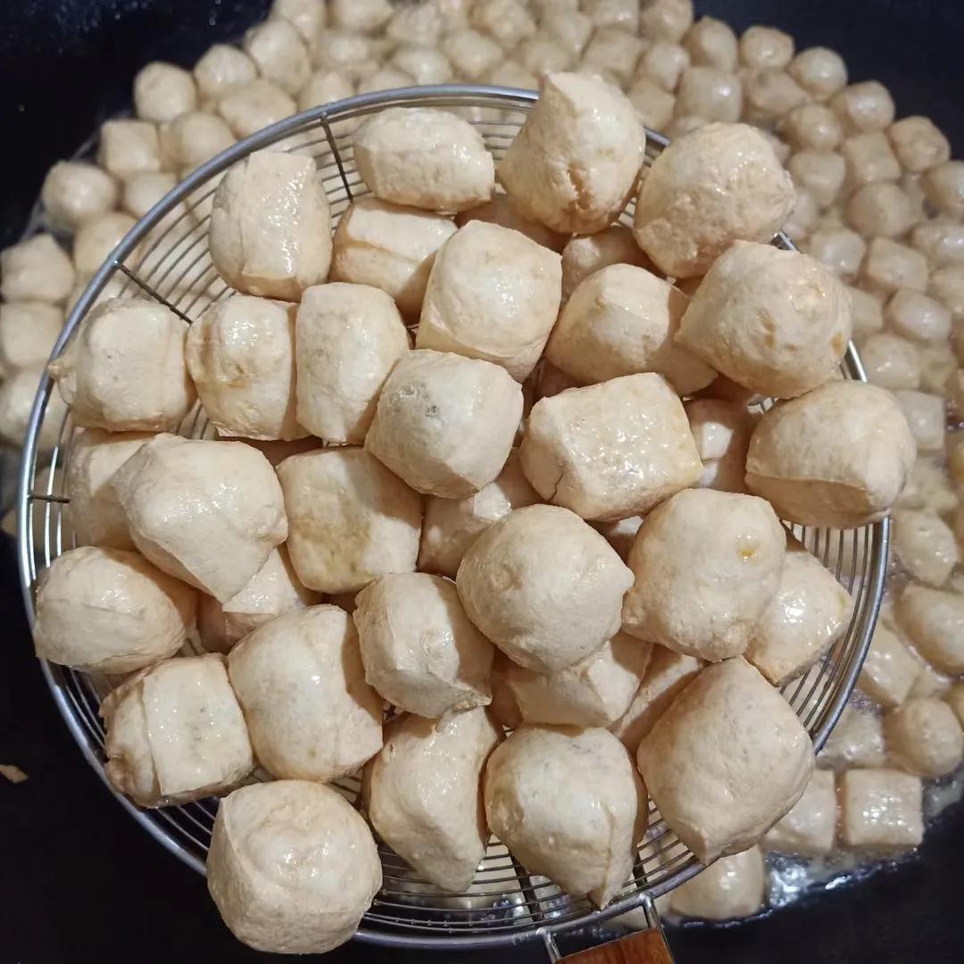 如何制作豆腐泡的方法,白豆腐如何炸成豆泡