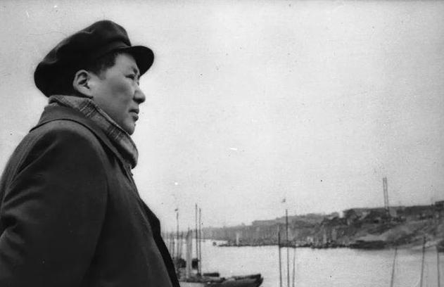 51年毛主席三次怒发批示！亲临秘书墓前痛哭：祖炎啊，我来看你了