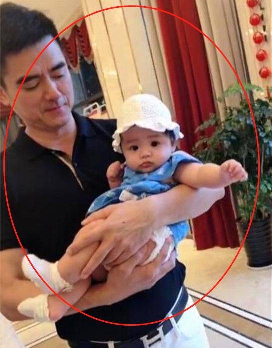 贵妇扮公主哄娃娃,爷爷扮成公主哄孙女