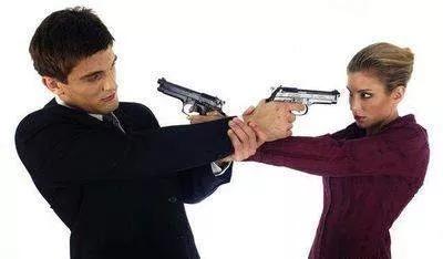 门口歪脖树,门口有个歪脖树