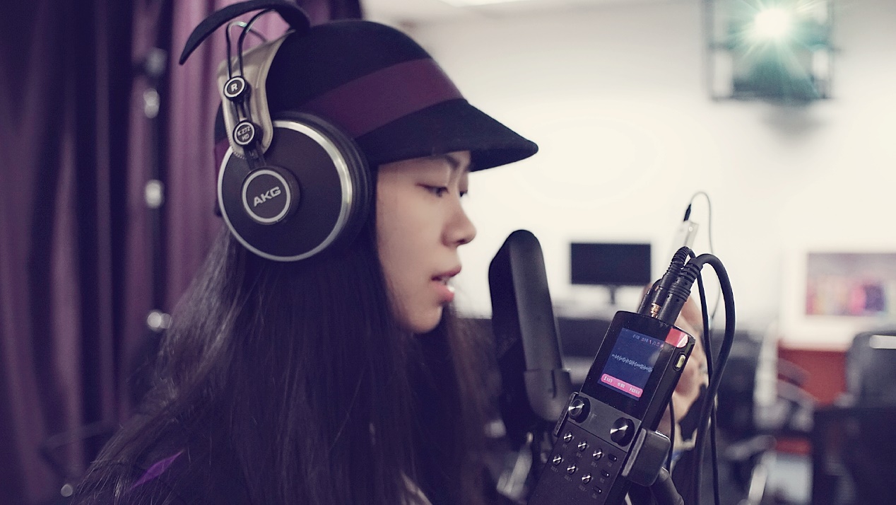 唱歌直播用话筒和耳机就可以吗,唱歌直播用音箱好还是不用好