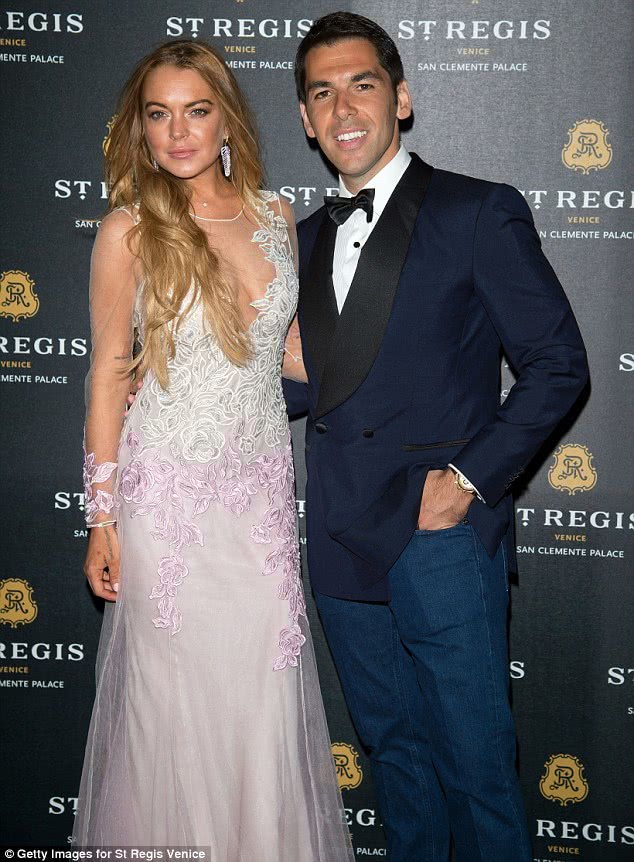 利马穿着深v礼服,超模利马她的腰真的有那么白吗