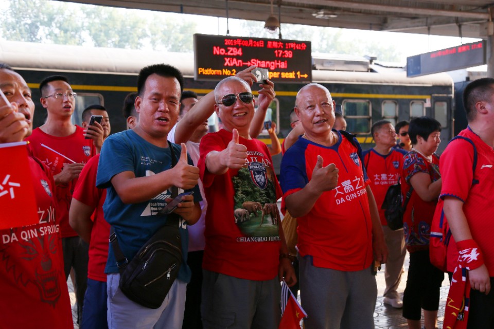 中甲第23轮：《中国万岁，我是护旗手》红动渭南火车站